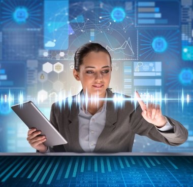 Fütürist veri madenciliği konseptinde bir kadın