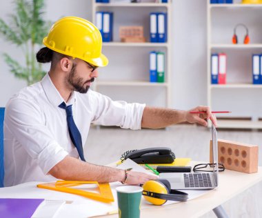 Stüdyosunda çalışan mimar yeni bir proje üzerinde çalışıyor.