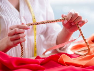 Yeni elbise tasarımları üzerinde çalışan kadın terzi.