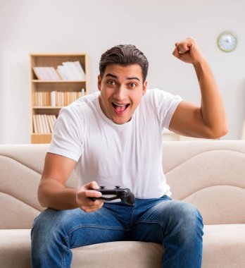 Bilgisayar oyunlarına bağımlı bir adam
