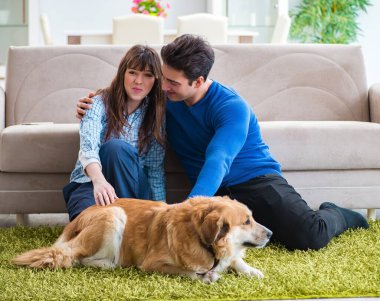 Golden retriever köpeğiyle mutlu bir aile