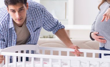 Genç ebeveynler ilk bebeklerini bekliyorlar.