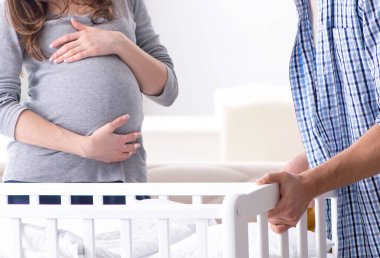 Genç ebeveynler ilk bebeklerini bekliyorlar.