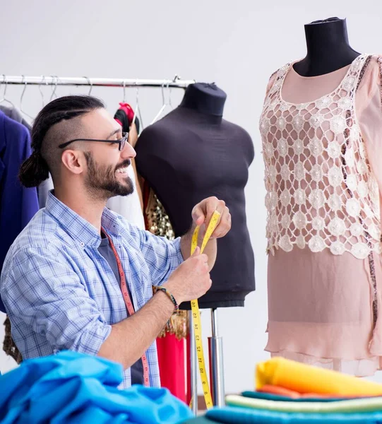 Tailleur masculin travaillant dans l'atelier sur les nouveaux modèles — Photo