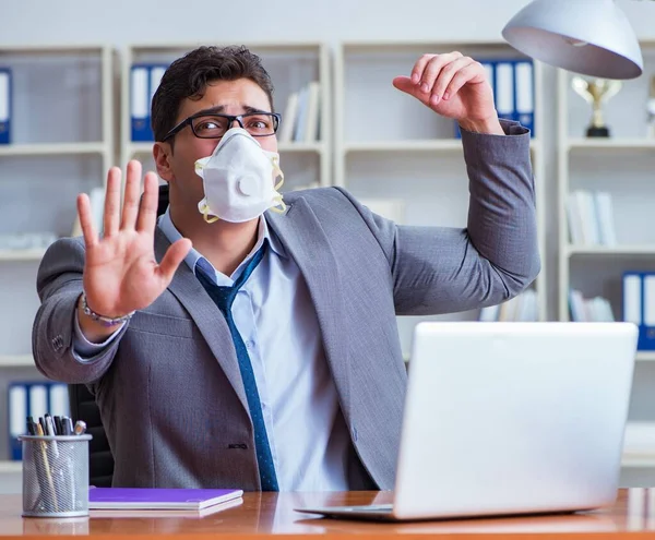 Empresario sudando excesivamente oliendo mal en la oficina en el trabajo —  Fotos de Stock