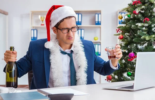 Zakenman viert kerstvakantie op kantoor — Stockfoto