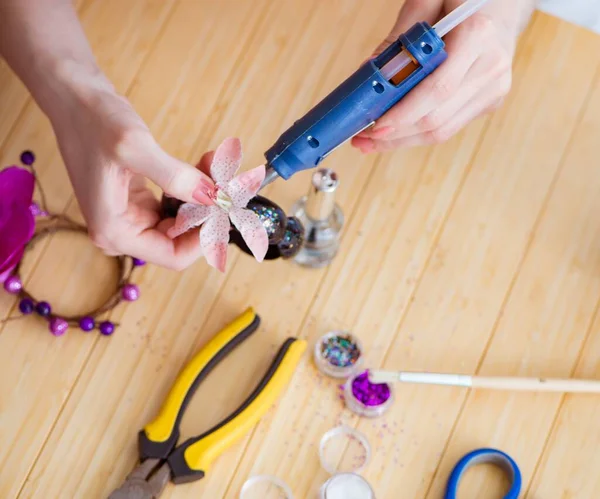 Mujer haciendo joyas en casa — Foto de Stock