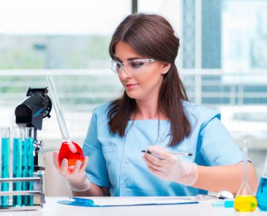 Laboratuarda çalışan genç kadın doktor