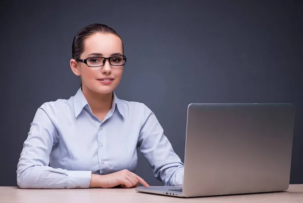 Giovane donna d'affari con computer portatile alla sua scrivania — Foto Stock