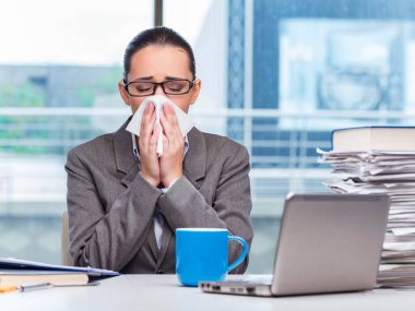 Ofiste çalışan genç bir iş kadını.