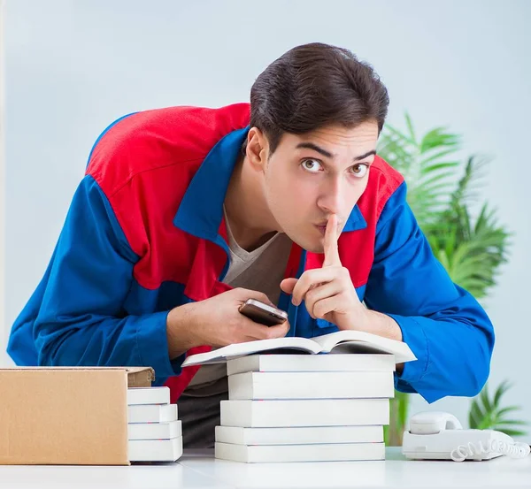 Werknemer bij uitgeverij die boekorder voorbereidt — Stockfoto