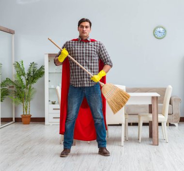 Süper kahraman temizleyicisi evde çalışıyor.