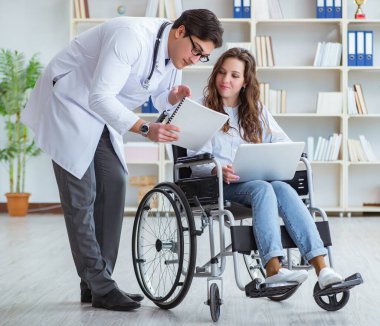 Tekerlekli sandalyedeki hasta düzenli kontrol için doktoru ziyaret ediyor.