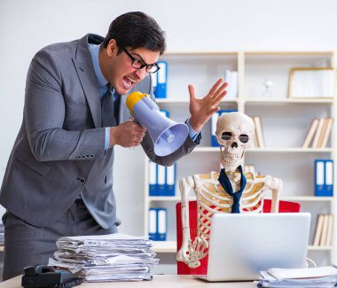 Kızgın patron iskelet çalışanına bağırıyor.