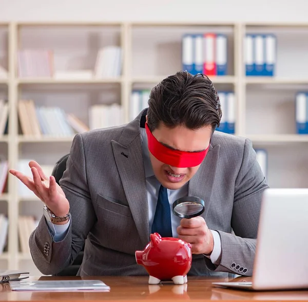 Geschäftsmann mit verbundenen Augen sitzt im Büro am Schreibtisch — Stockfoto