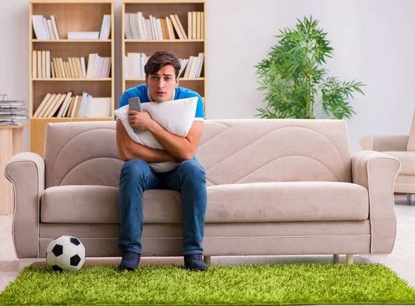 Uomo guardando il calcio a casa seduto sul divano — Foto Stock