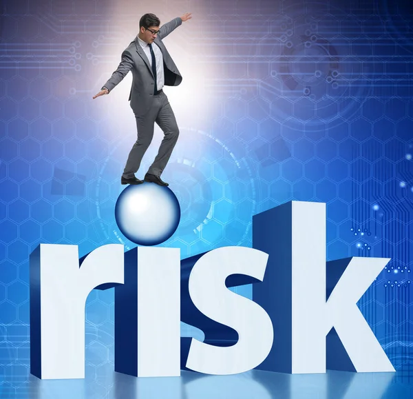 事業リスクと不確実性の概念の若いビジネスマン — ストック写真
