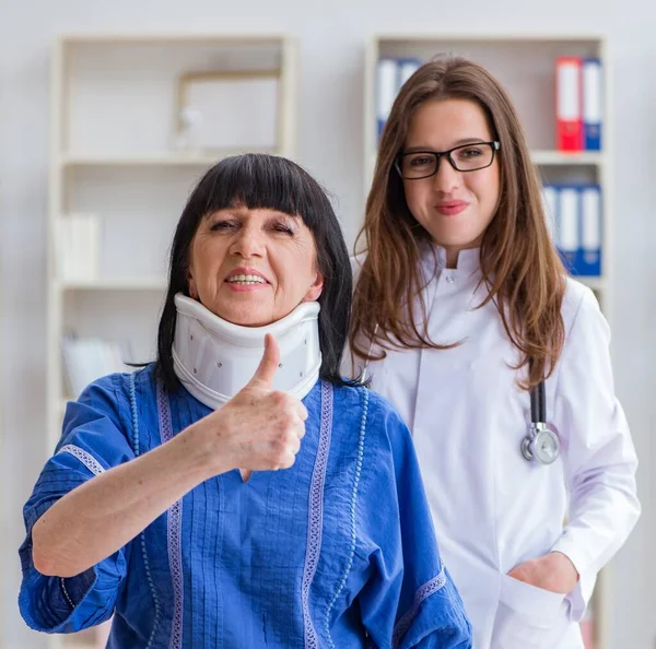 Doktorlarda boynu yaralanmış yaşlı bir kadın. — Stok fotoğraf