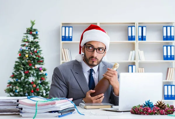 Giovane uomo d'affari che celebra il Natale in ufficio — Foto Stock