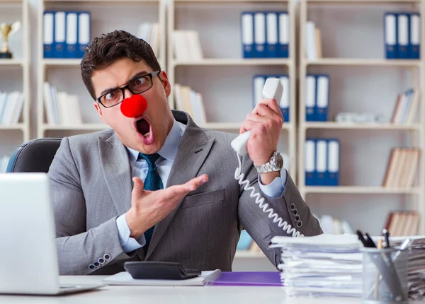 Clown homme d'affaires en colère frustré de travailler dans le bureau — Photo