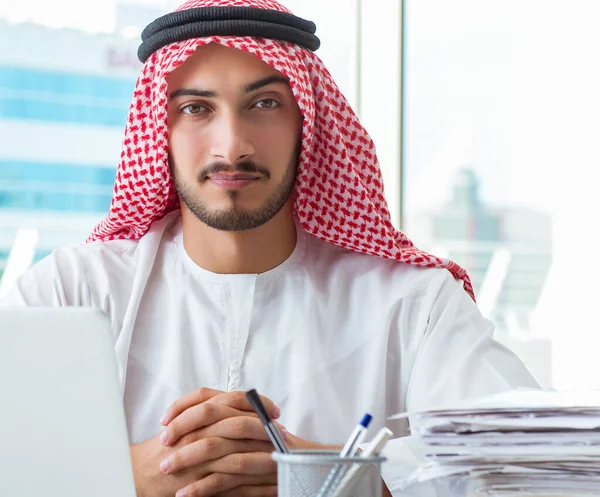 Arab businessman working in the office — Stock Photo, Image