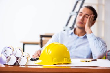 İçeride çalışan genç erkek mimar.