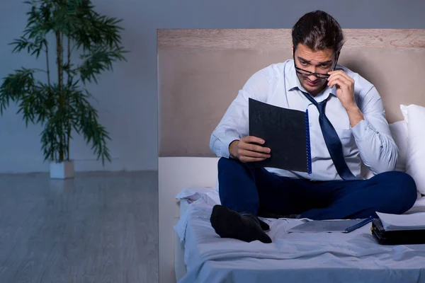 Hombre de negocios cansado trabajando horas extras en casa por la noche —  Fotos de Stock