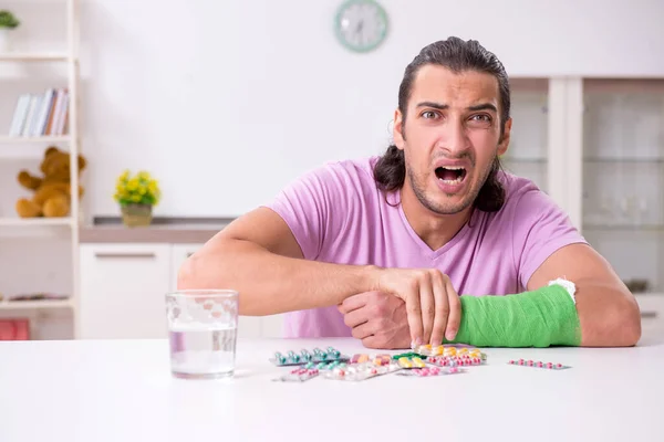 Injured young man at home — Stock Photo, Image