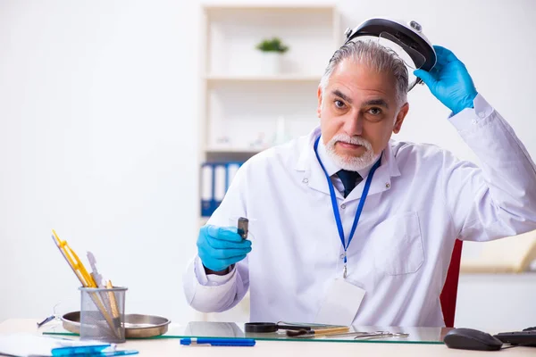 Vecchio criminologo esperto di sesso maschile che lavora in laboratorio per le prove — Foto Stock