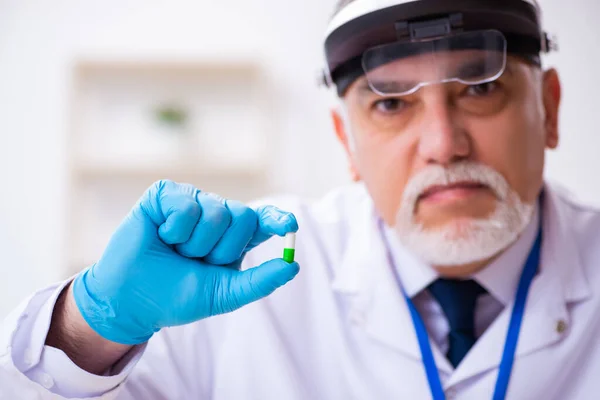 Homem velho criminologista especialista que trabalha no laboratório para provas — Fotografia de Stock