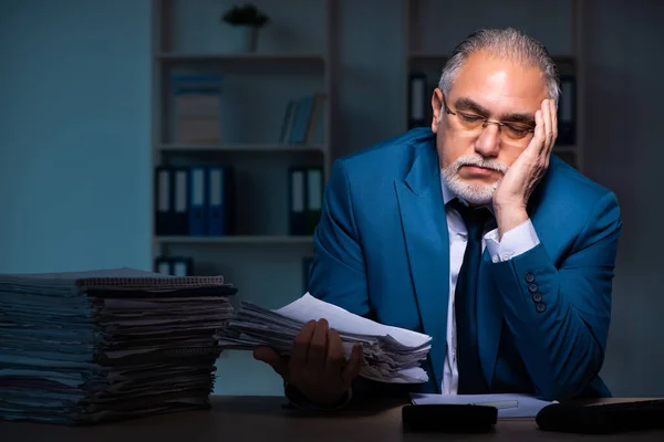 Viejo empleado trabajando hasta tarde en la oficina — Foto de Stock