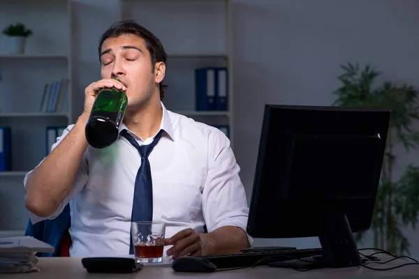 Alcohol verslaafde zakenman die laat op kantoor werkt — Stockfoto