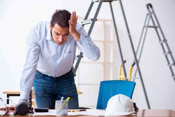 Giovane architetto maschio che lavora in casa — Foto Stock