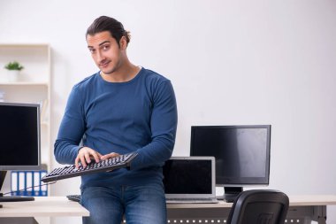 Ofiste çalışan genç bir erkek.