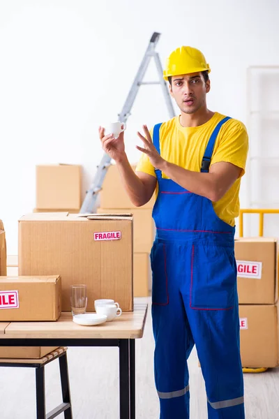 Jeune déménageur professionnel masculin faisant déménagement à la maison — Photo