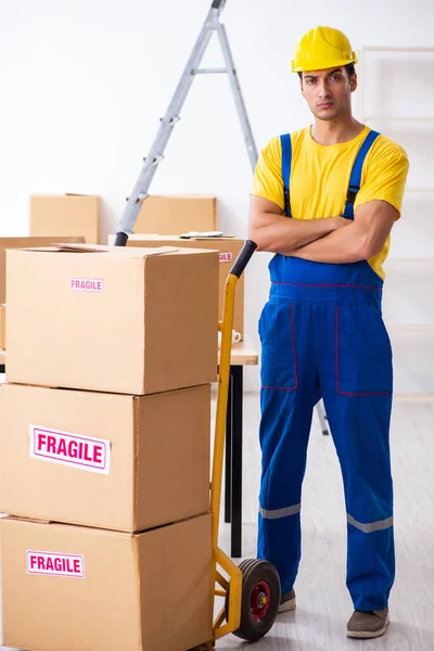 Young male professional mover doing home relocation — Stock Photo, Image