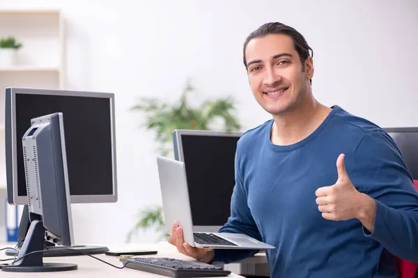 Joven hombre es especialista que trabaja en la oficina —  Fotos de Stock