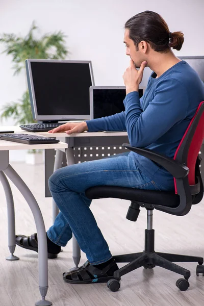 Junge männliche IT-Fachkraft arbeitet im Büro — Stockfoto