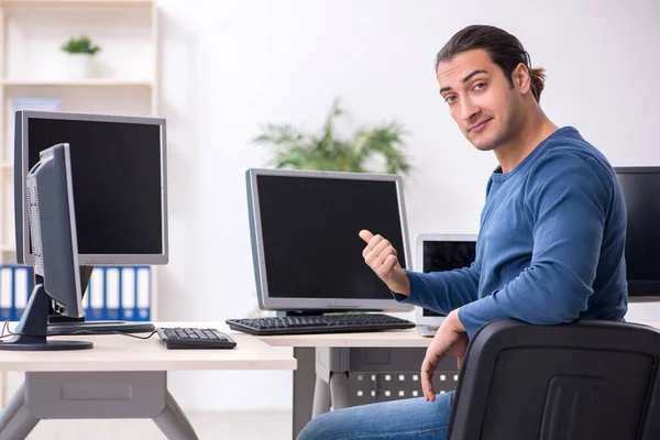 Young male it specialist working in the office — Stock Photo, Image