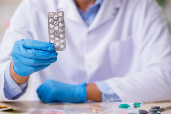 Giovane assistente di laboratorio maschile nel concetto di sintesi dei farmaci — Foto Stock