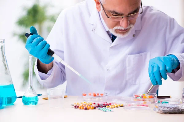 Homem velho químico que trabalha no laboratório — Fotografia de Stock