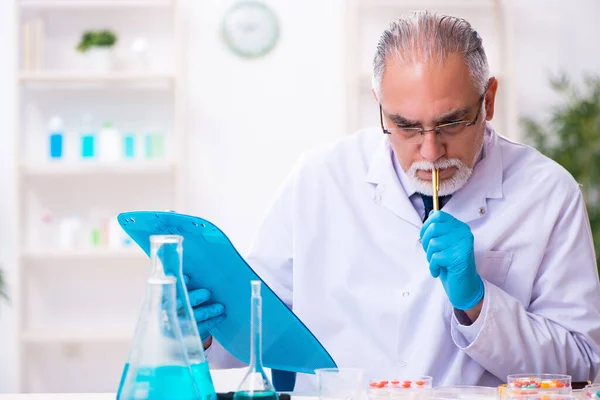 Viejo químico trabajando en el laboratorio —  Fotos de Stock