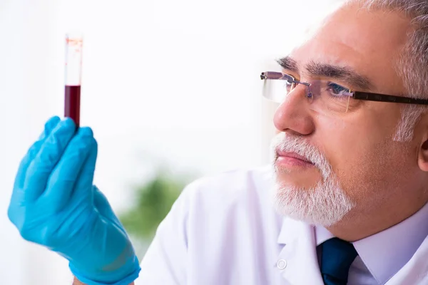 Viejo químico trabajando en el laboratorio — Foto de Stock