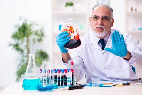 Ahli kimia laki-laki tua bekerja di laboratorium — Stok Foto
