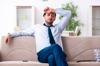 Genç erkek işadamı evde çalışıyor.