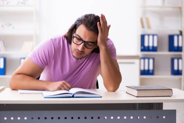 Sınavlara hazırlanan genç bir erkek öğrenci.