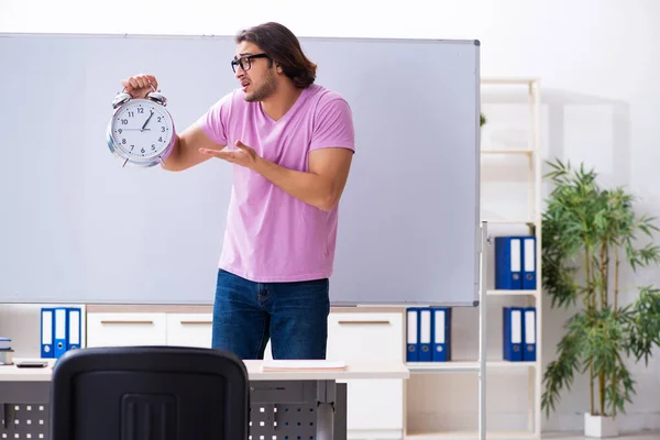 Joven estudiante masculino en concepto de gestión del tiempo —  Fotos de Stock