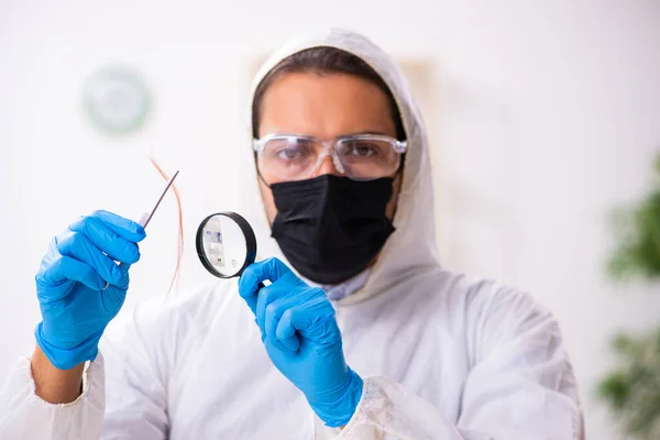 Male expert criminologist working in the lab for evidence — Stock Photo, Image