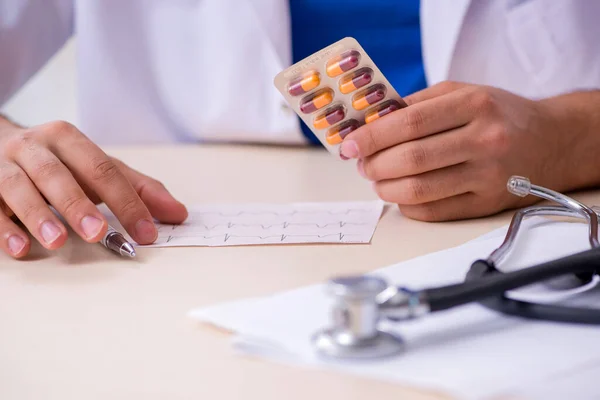 Klinikte çalışan genç bir erkek kardiyolog. — Stok fotoğraf