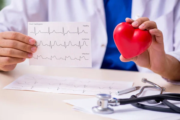 Giovane medico cardiologo maschile che lavora in clinica — Foto Stock